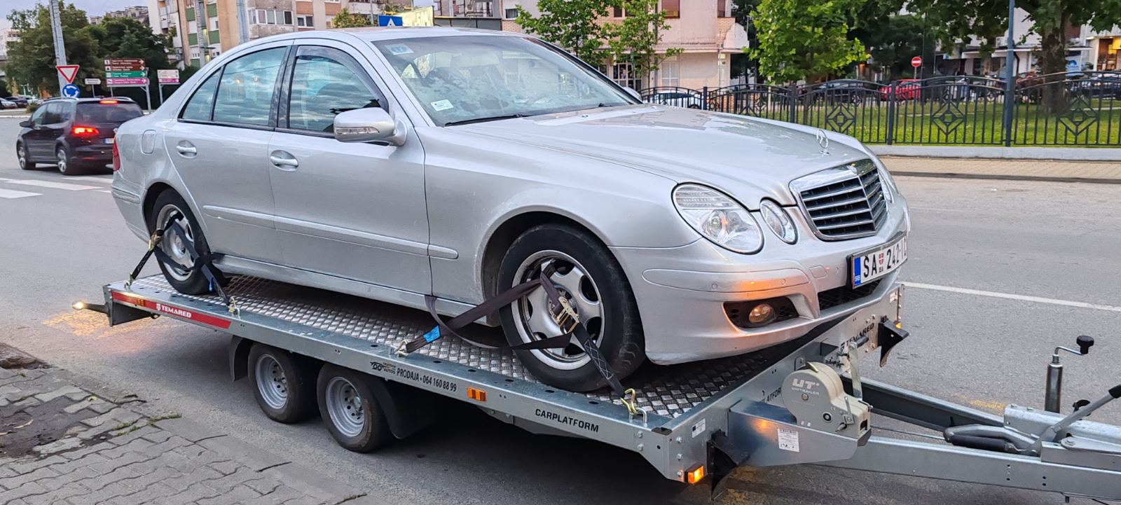 Šlep automobila na platformi